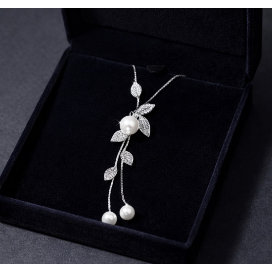 Długi naszyjnik z motywem liści – elegancki, lekki i bardzo kobiecy.